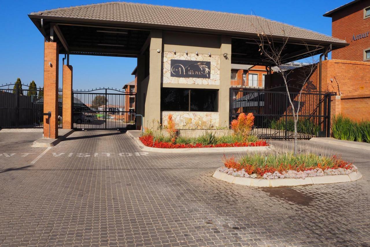 Or Tambo Self Catering Apartments, The Willows Boksburg Exterior photo